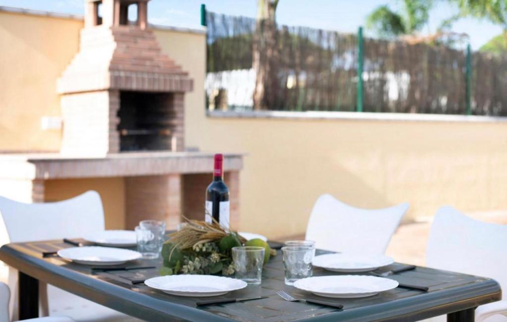 einen Tisch mit einer Flasche Wein und einem Glas Wein in der Unterkunft Villa Montenmedio Paula in El Soto