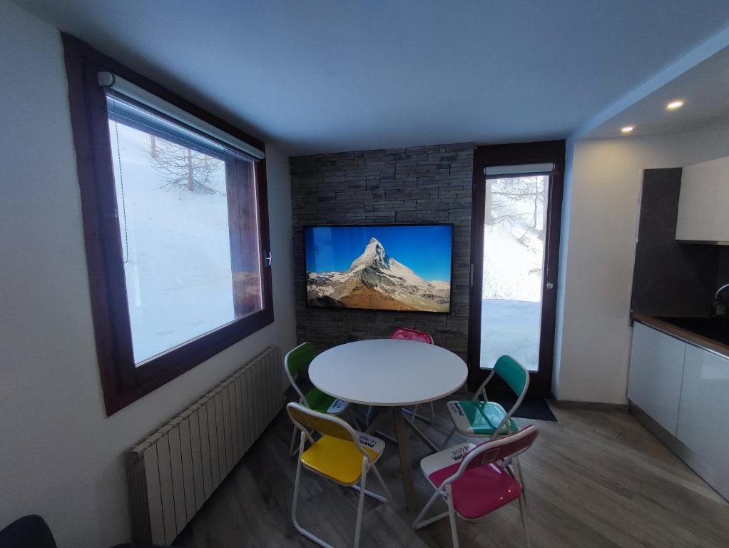 Televízia a/alebo spoločenská miestnosť v ubytovaní Aqua Apartment - very Ski In & Ski Out CIR 0436