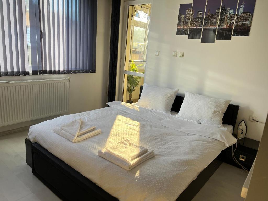 1 dormitorio con 1 cama con 2 toallas en Apartament Kamarashki, en Troyan