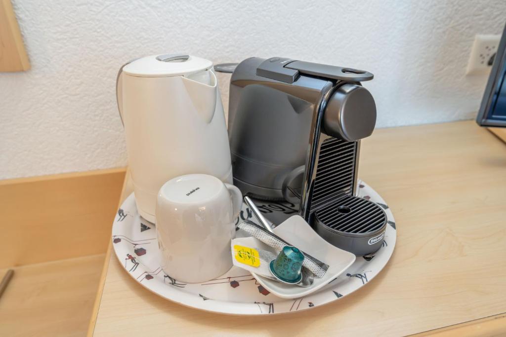 Utensilios para hacer té y café en Hotel Sarazena