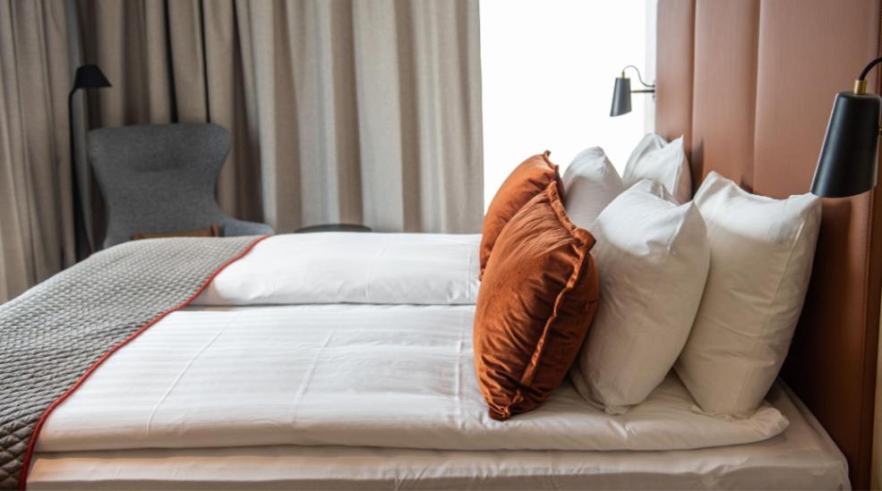 Una cama con un montón de almohadas. en Quality Hotel Arlanda XPO, en Arlanda