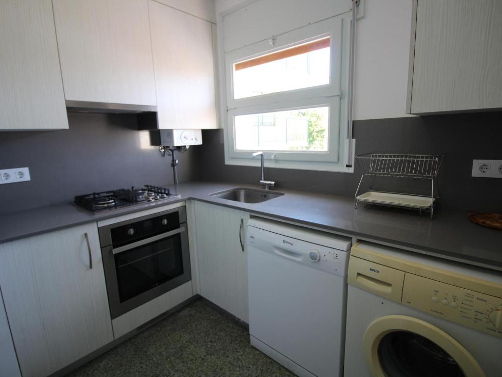 Kuchyňa alebo kuchynka v ubytovaní Apartamento con gran terraza y vistas panorámicas, a 300 m de la playa. - ES-228-45