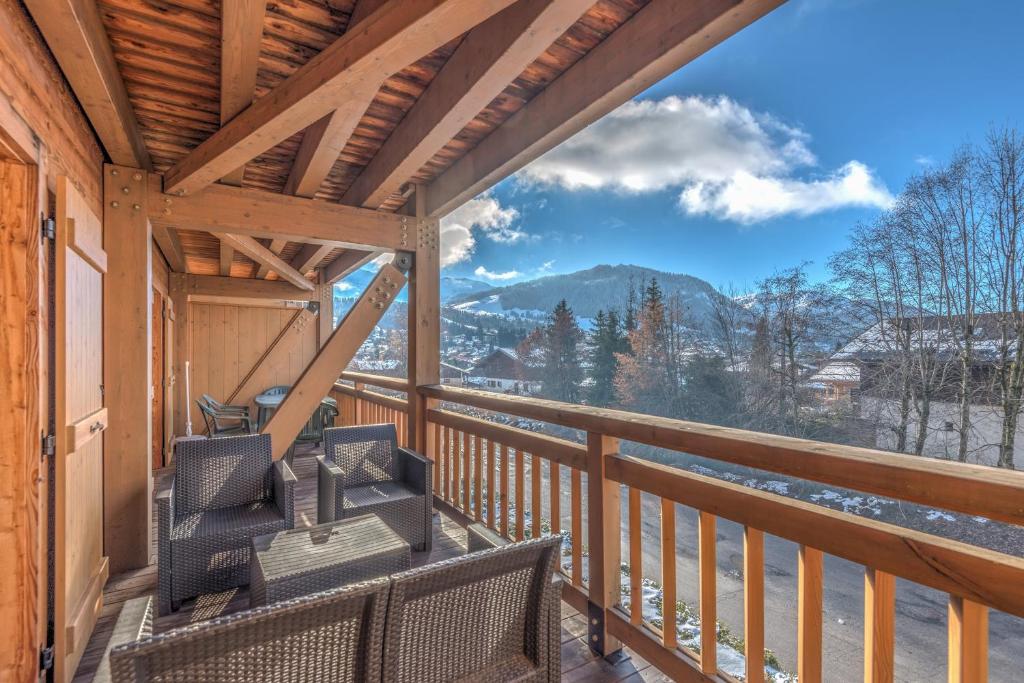a balcony with a view of the mountains at ArboRêve - Station de ski à pied vue montagne in Megève