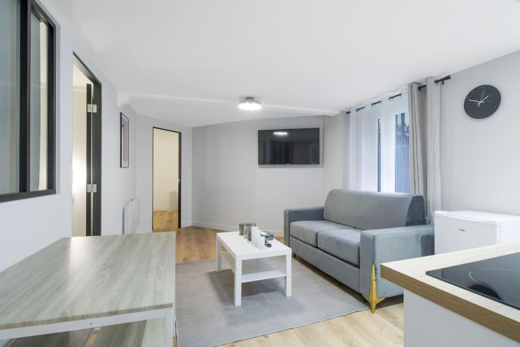 un salon avec un canapé et une table dans l'établissement 01.Appart 4pers#2 Bedrooms#Pigalle#Opéra#Paris 9, à Paris