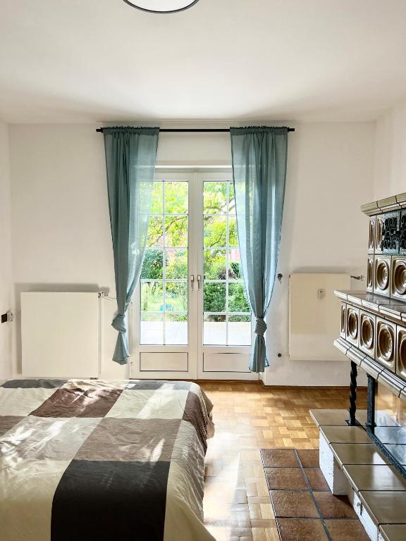 - une chambre avec un lit et une grande fenêtre dans l'établissement Haus Neuss-EG, à Neuss