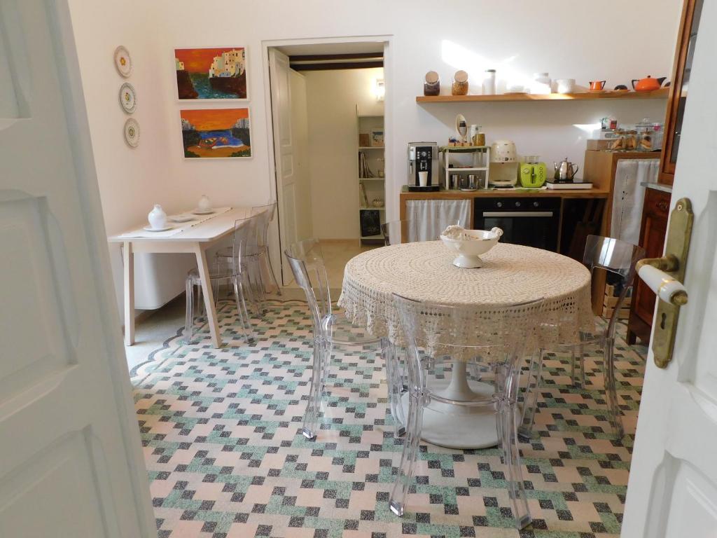 a living room with a table and a kitchen at MandorleOlio in Polignano a Mare