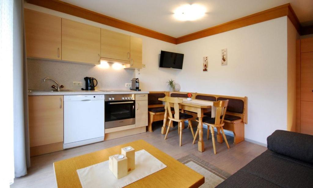 A kitchen or kitchenette at Appartementhaus Daniel