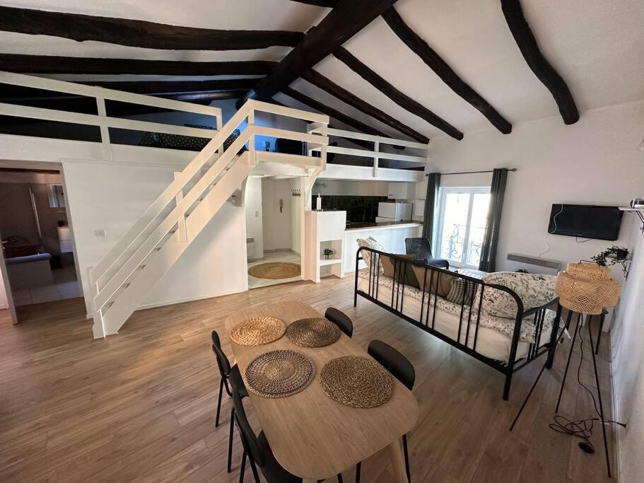 sala de estar con mesa y loft en L'escale Cévenole - Emeraude en Anduze