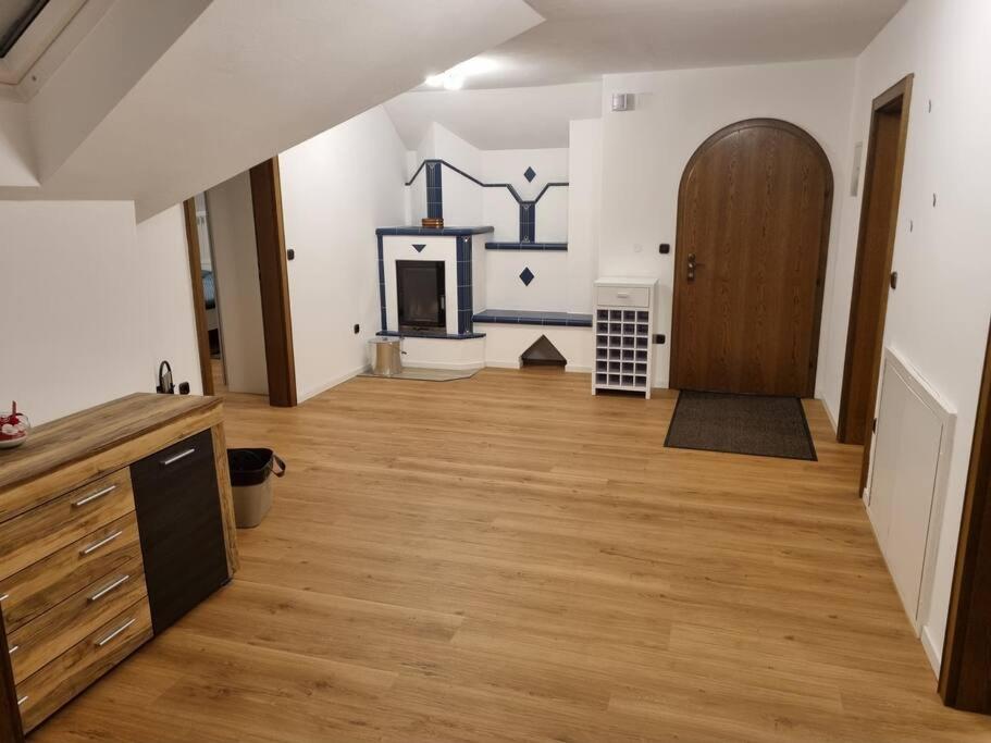 an empty room with a wooden floor and a door at Gemütliche Wohnung am Waldrand in Thierhaupten