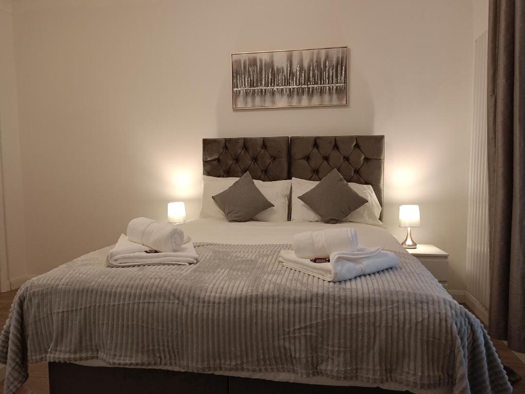 - une chambre avec un lit et 2 serviettes dans l'établissement Prestige, à Cambridge
