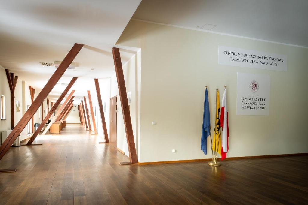 Centrum Edukacyjno-Rozwojowe Wroclaw Pawlowice - bezplatny parking - Resim 20