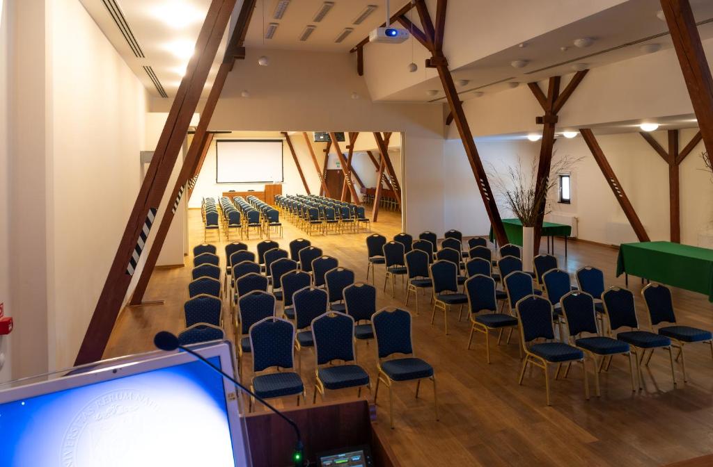 Centrum Edukacyjno-Rozwojowe Wroclaw Pawlowice - bezplatny parking - Resim 7