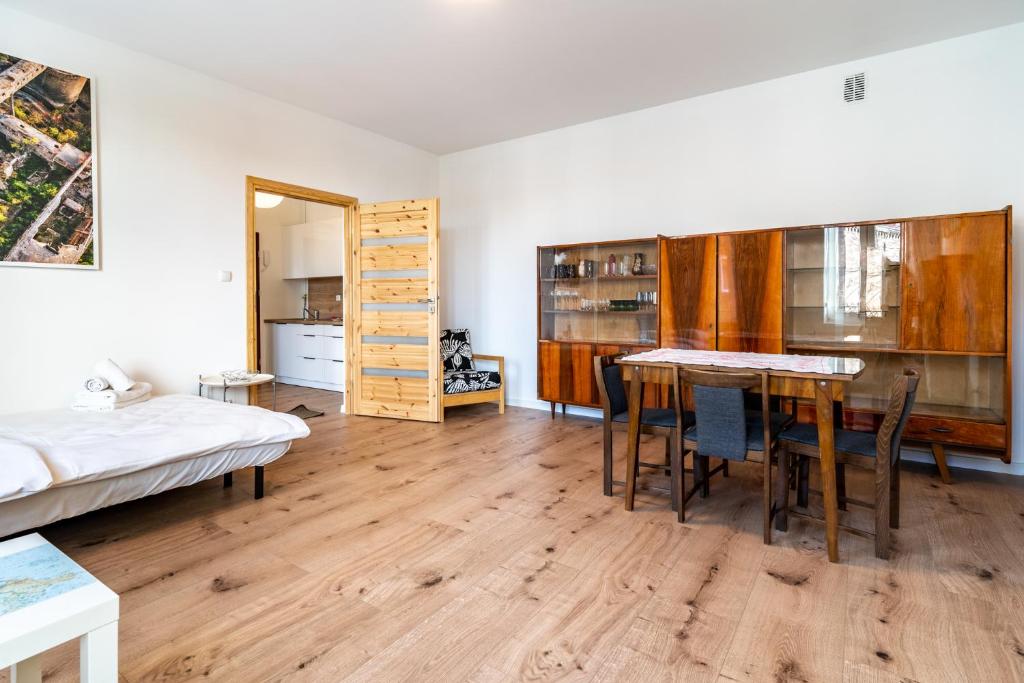 Zimmer mit einem Bett, einem Tisch und Stühlen in der Unterkunft Będzin Standard Apartment in Będzin