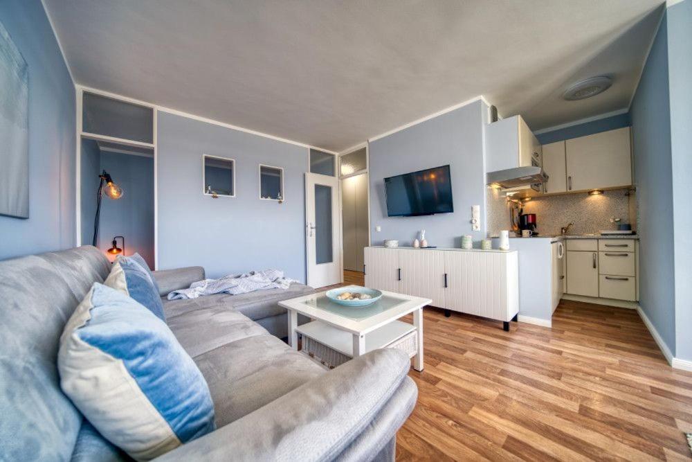 Il comprend un salon avec un canapé et une table. dans l'établissement Ferienpark - Haus G, App 0G0602, à Heiligenhafen