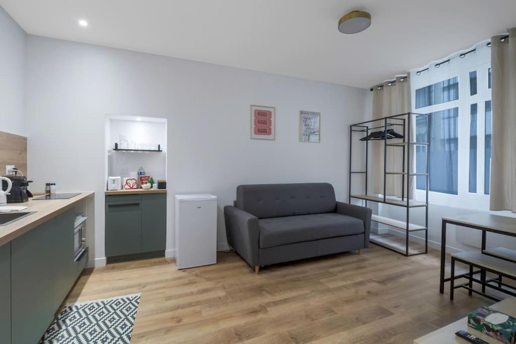 un salon avec une chaise et une cuisine dans l'établissement 02.Appart 4pers#1 Bedroom#Pigalle#Opéra#Paris 9, à Paris