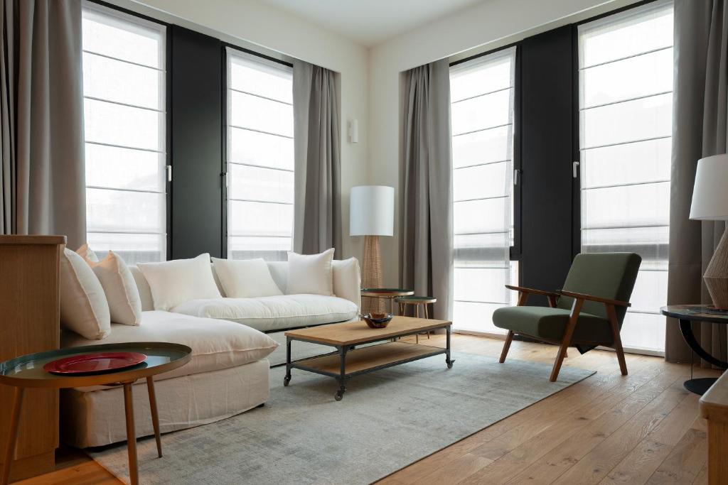 a living room with a white couch and a table at Santa Tecla Living Washington Building in Milan