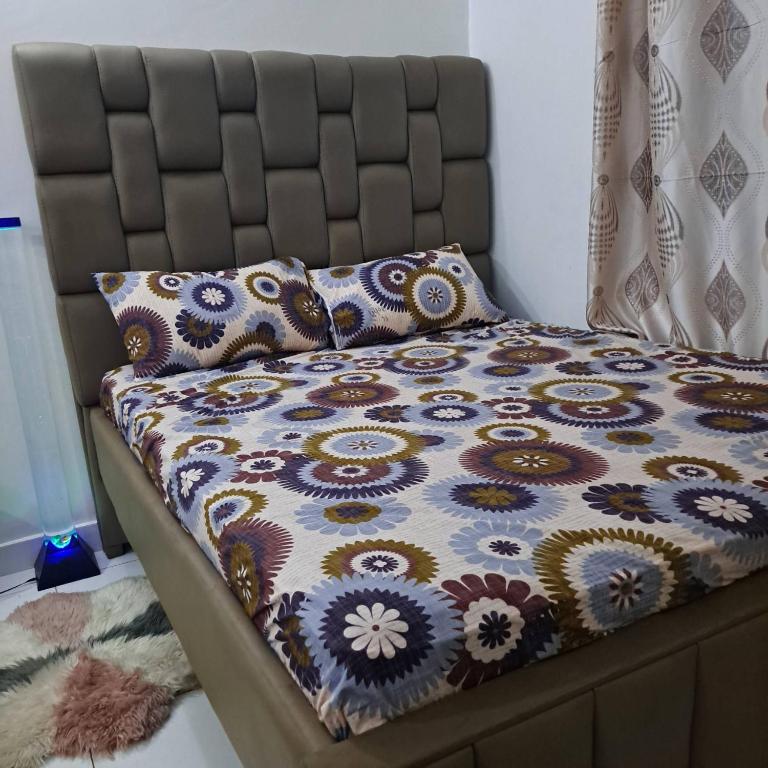 Un pat sau paturi într-o cameră la Dolphin-holiday homes mombasa