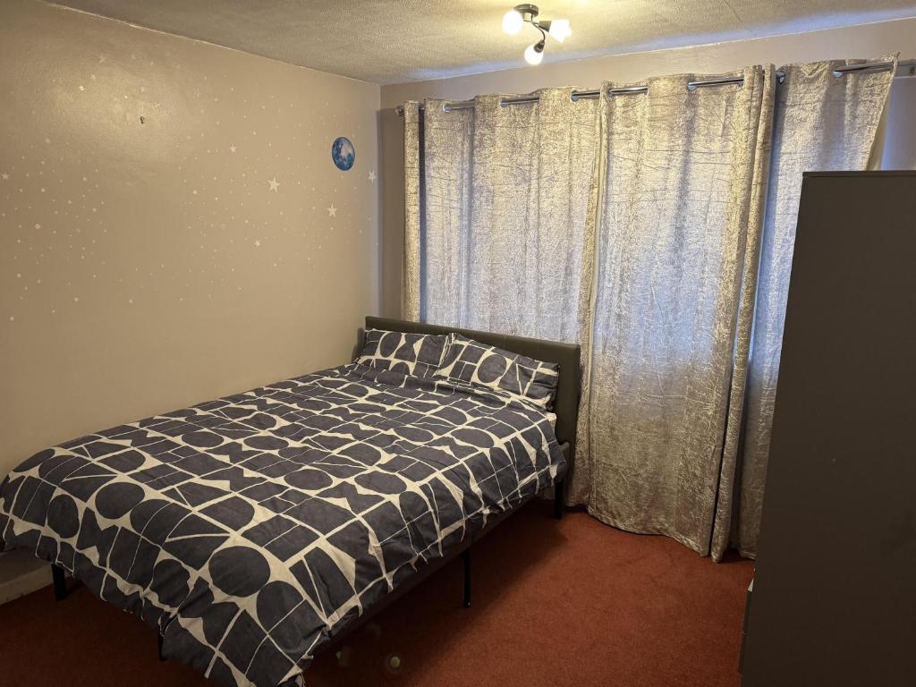 a bedroom with a bed and a window with curtains at Inviting 2-Bed Apartment in Southampton in Southampton