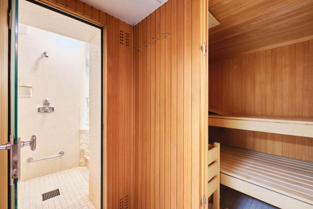 ein Bad mit einer Dusche und einer ebenerdigen Dusche in der Unterkunft Vienna Prestige Central Luxury Haven w Free Parking and SAUNA in Wien