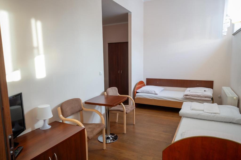 Centrum Edukacyjno-Rozwojowe Wroclaw Pawlowice - bezplatny parking - Resim 8