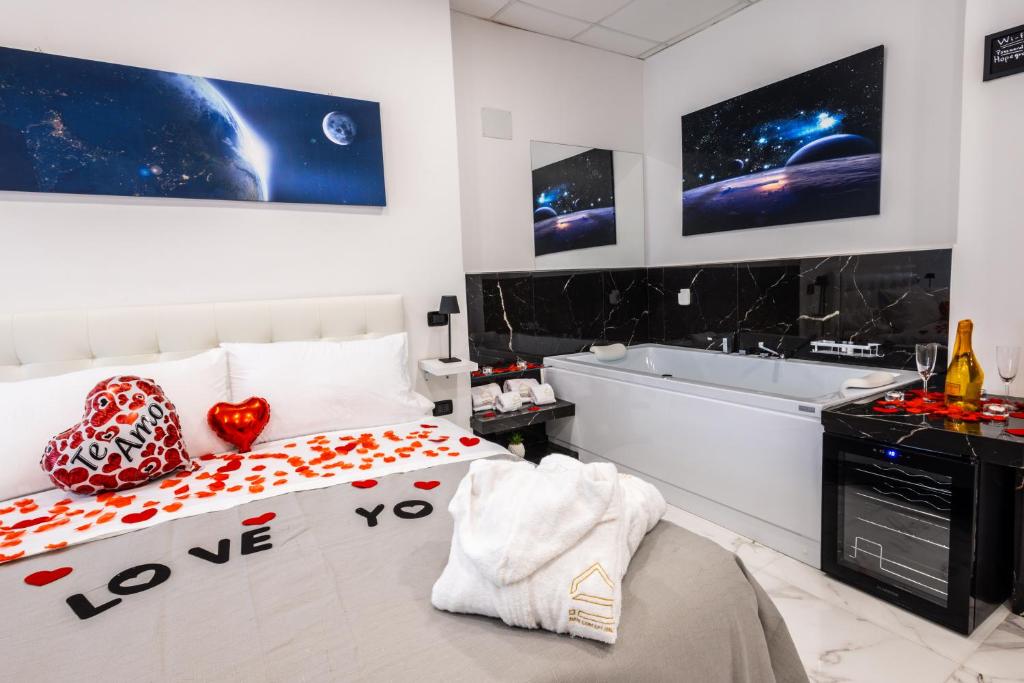 1 dormitorio con cama, lavabo y bañera en SUITE SPACE by concept italy, en Casoria