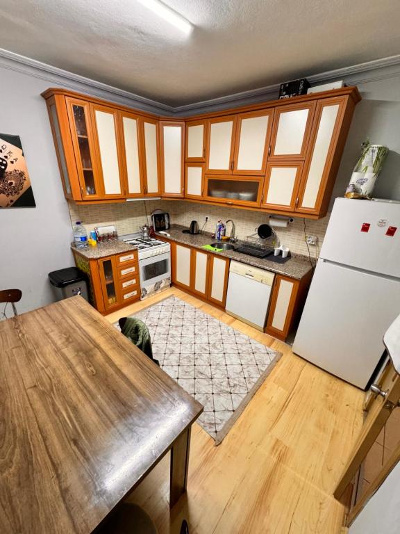 Кухня или мини-кухня в Shared and comfortable bighouse
