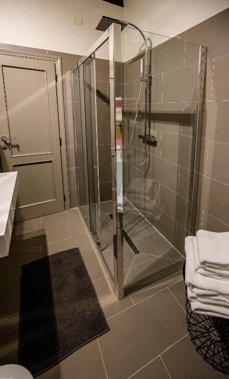 A bathroom at Acacia Firenze - Girasole