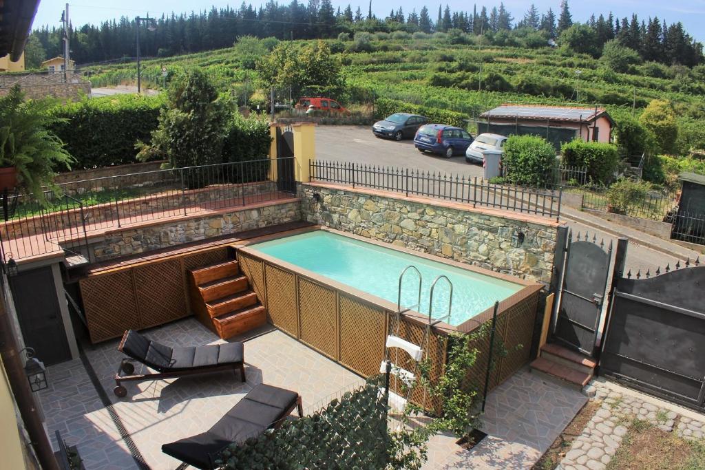 una piscina en un patio con 2 tumbonas en Villa Dei Sogni, en Greve in Chianti