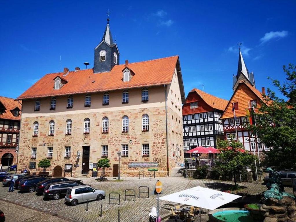 un grande edificio con una torre dell'orologio sopra di Historischer Marktplatz a Spangenberg