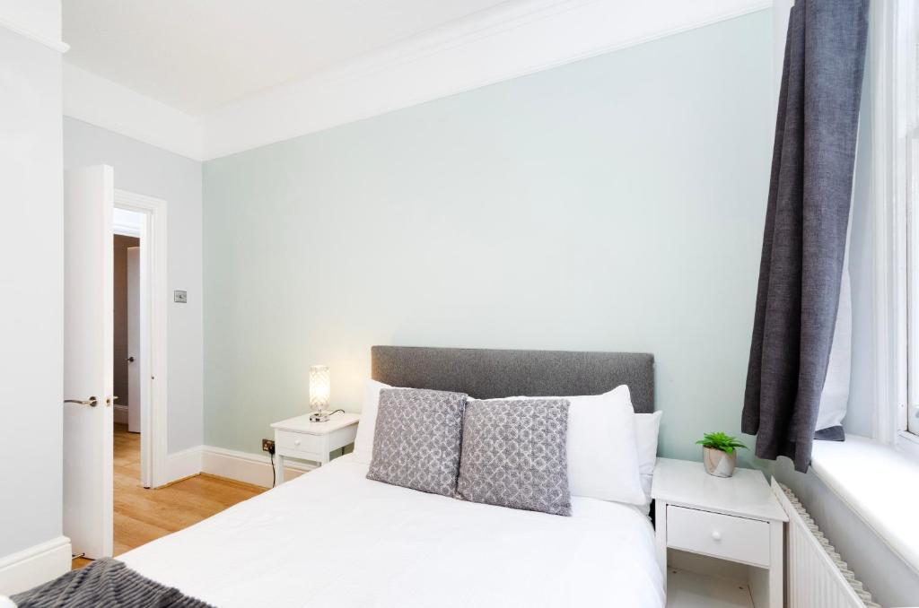 Een bed of bedden in een kamer bij Oxford Circus Central Apartments