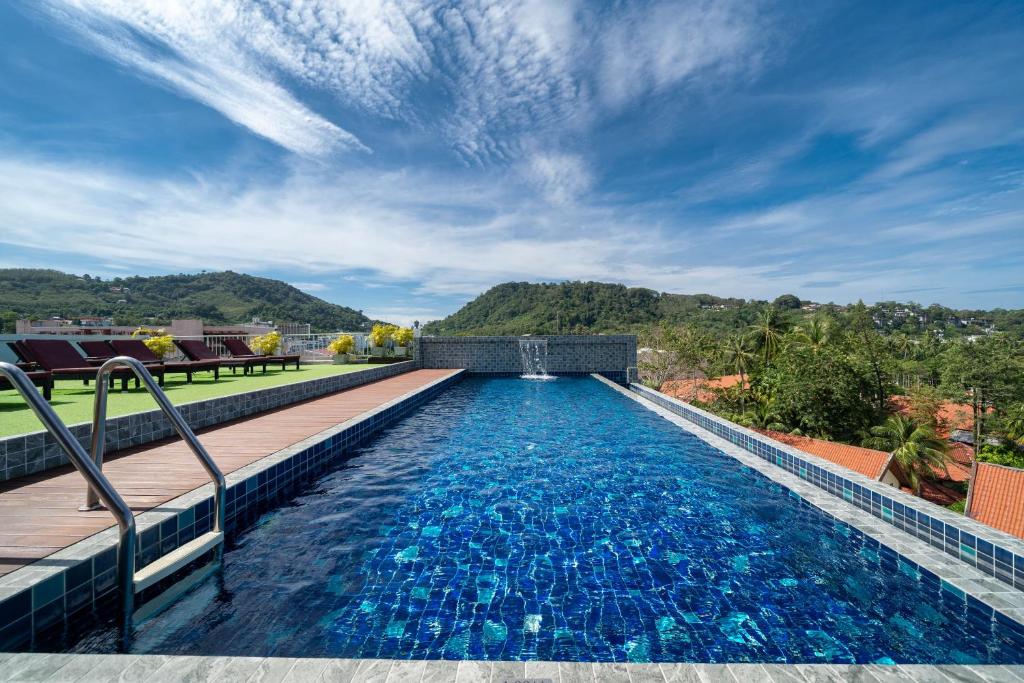 Bazén v ubytování Paripas Patong Resort nebo v jeho okolí