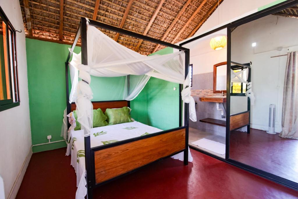 a bedroom with a bunk bed in a room at Le jardin des délices in Mahajanga