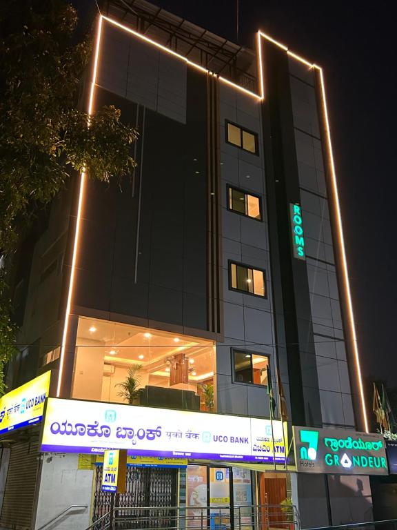 un bâtiment avec des lumières sur son côté dans l'établissement NO 7 Grandeur Hotel, à Bangalore