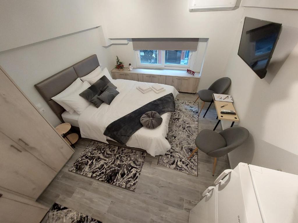 Ένα ή περισσότερα κρεβάτια σε δωμάτιο στο Chara's studio - downtown relaxation