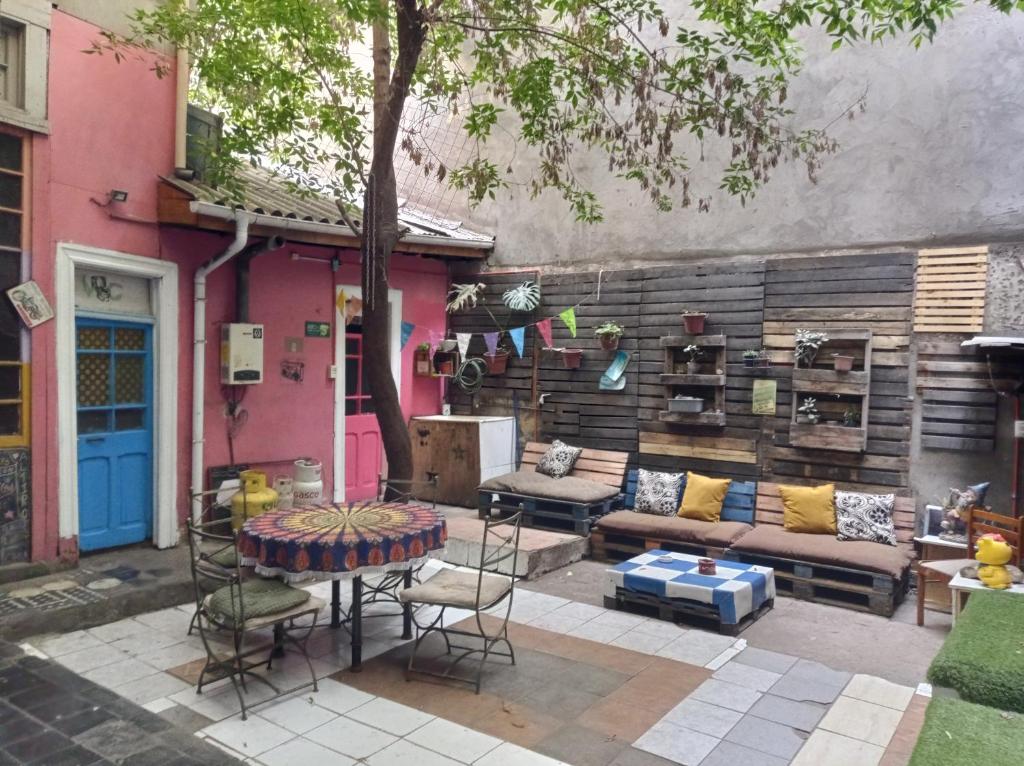 une terrasse avec un canapé et une table en face d'un bâtiment dans l'établissement Origenes, à Santiago