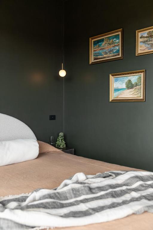 Postel nebo postele na pokoji v ubytování Wherewithal Luxury Suites