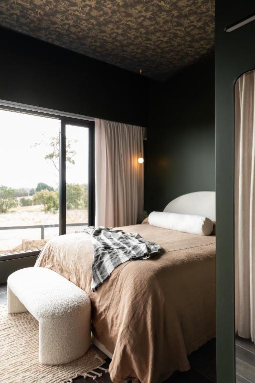 Postel nebo postele na pokoji v ubytování Wherewithal Luxury Suites