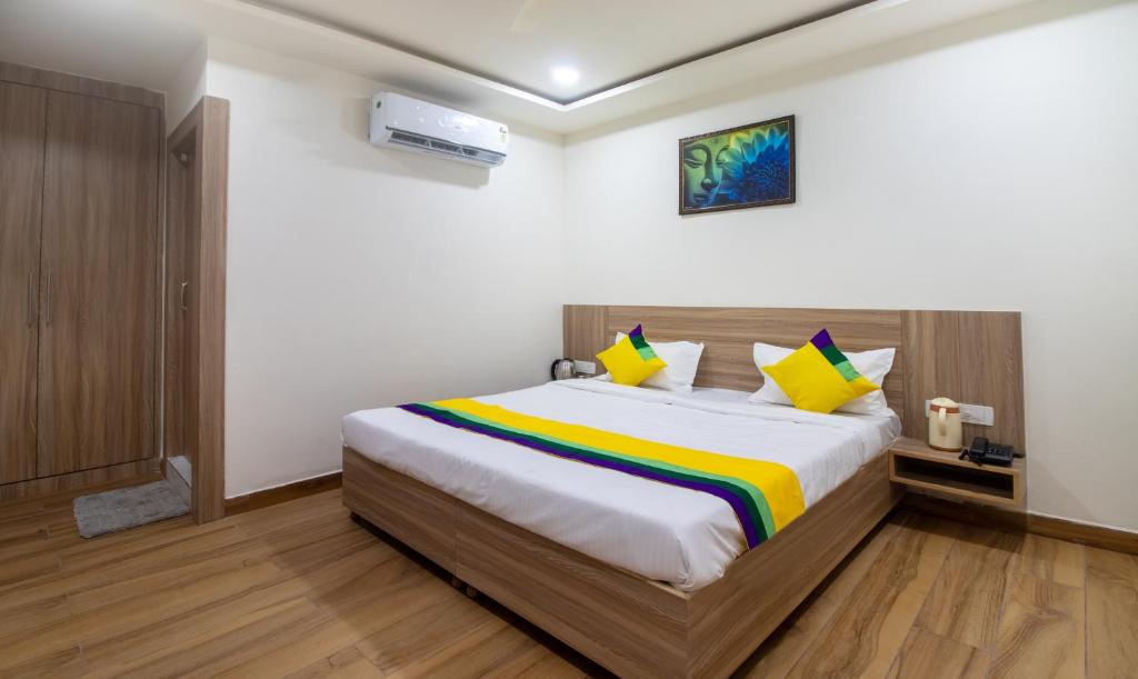 A bed or beds in a room at Itsy By Treebo - Krishna Residency