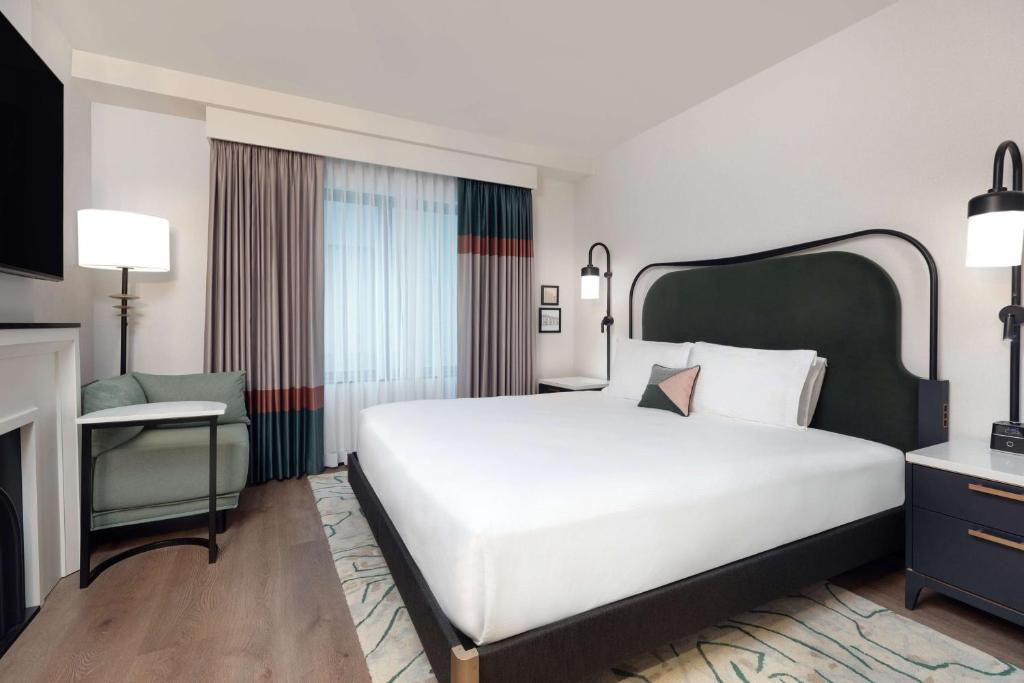 Pennyweight Hotel Boston, Curio Collection by Hilton - King Room