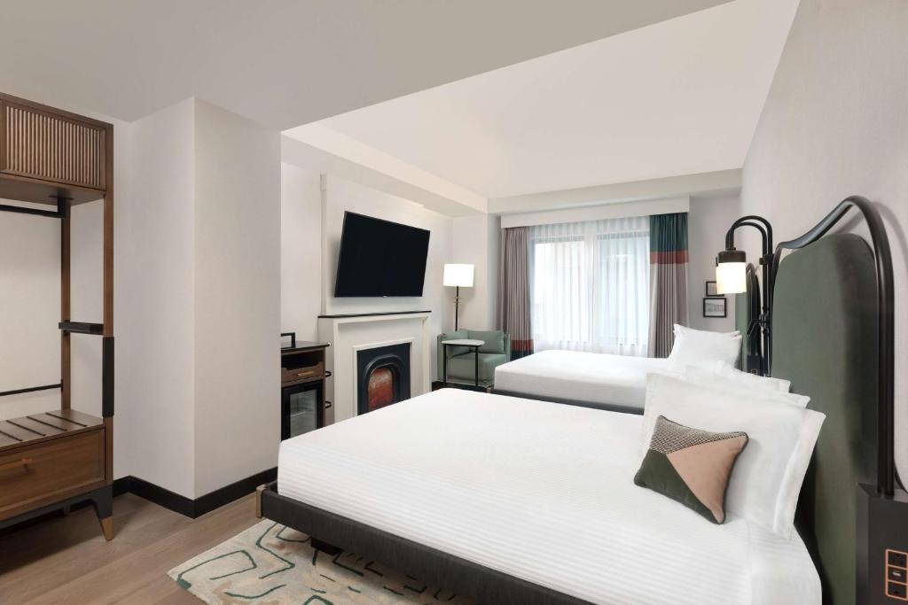 Pennyweight Hotel Boston, Curio Collection by Hilton - Deluxe Double Room With Two Double Beds And Bath Tub - Mobility/Hearing Accessible