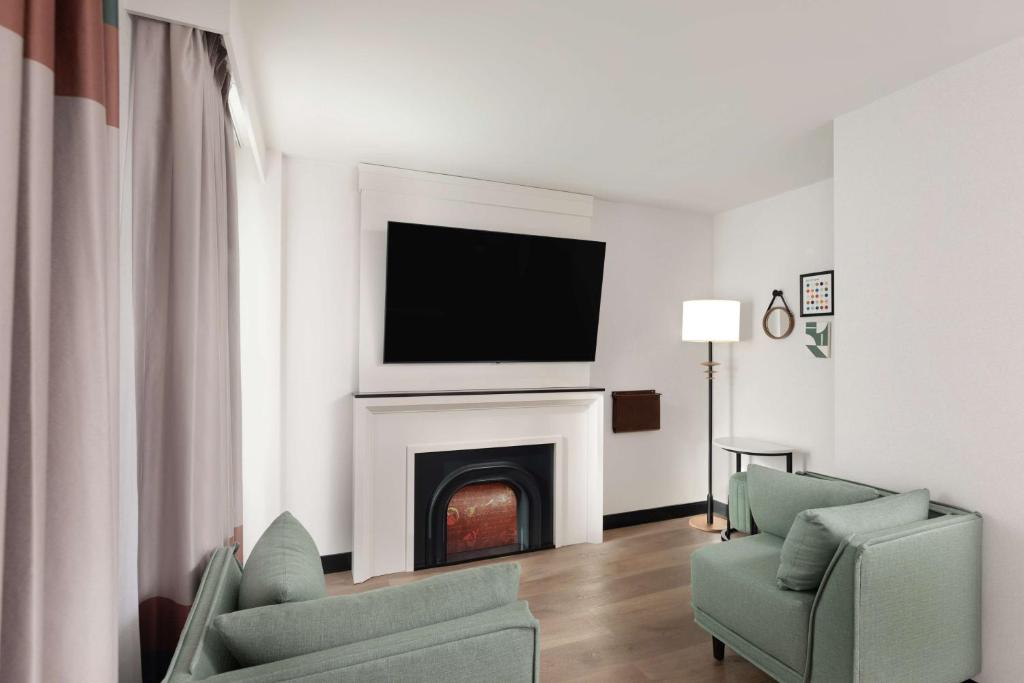Pennyweight Hotel Boston, Curio Collection by Hilton - Premium King Room