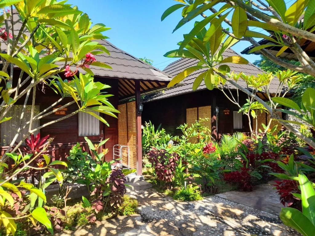 a garden in front of a house with plants at PURI LESTARI in Sorongjukung