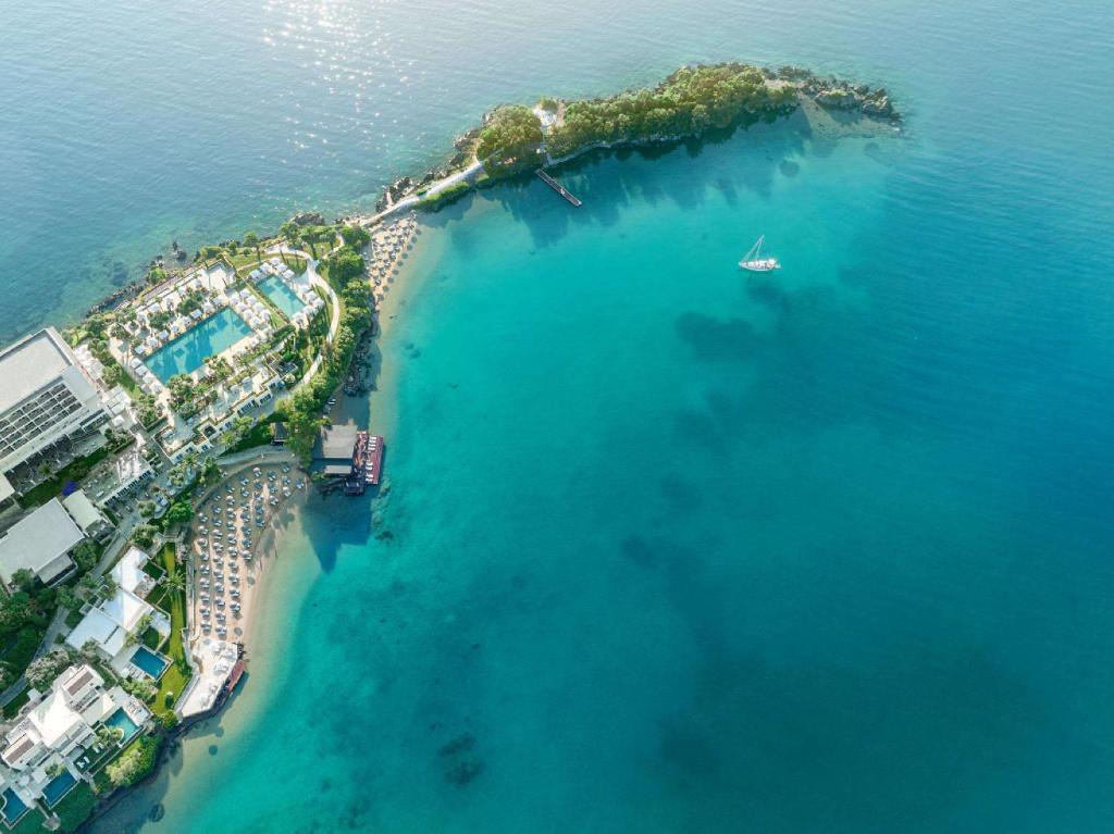een luchtzicht op een eiland in de oceaan bij Corfu Imperial, Grecotel Beach Luxe Resort in Kommeno