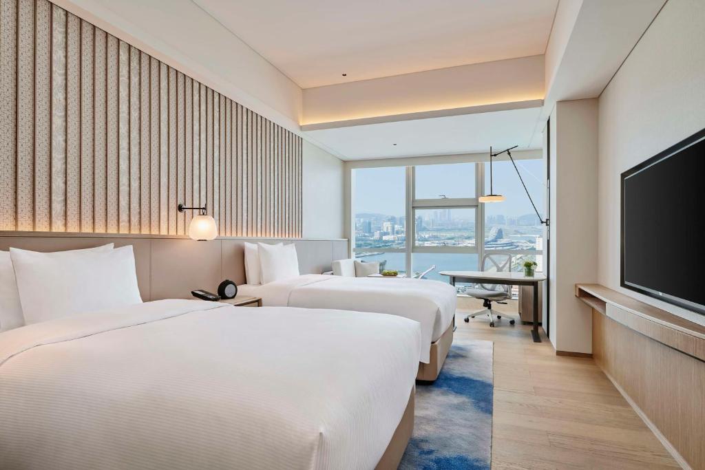 Postel nebo postele na pokoji v ubytování DoubleTree by Hilton Zhuhai Hengqin
