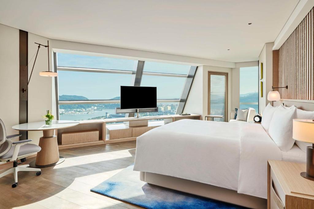 TV a/nebo společenská místnost v ubytování DoubleTree by Hilton Zhuhai Hengqin