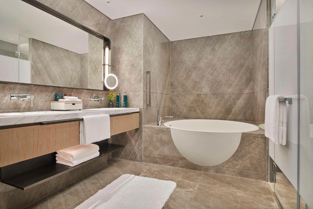 Koupelna v ubytování DoubleTree by Hilton Zhuhai Hengqin