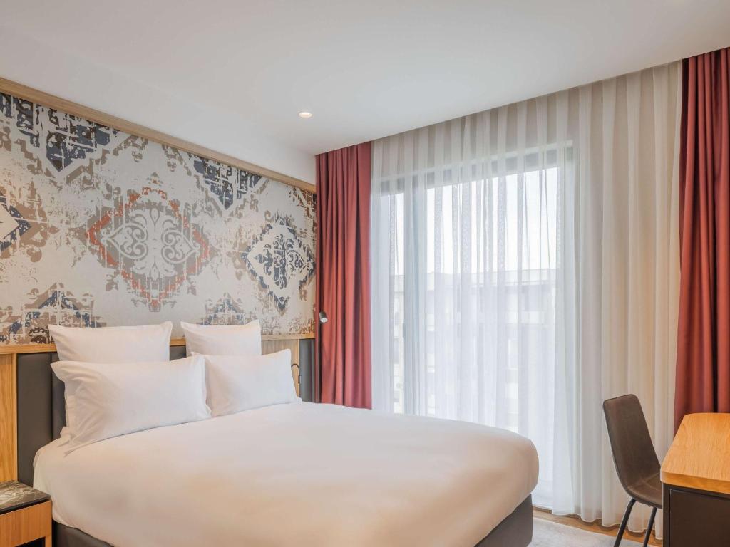 Postel nebo postele na pokoji v ubytování Mercure Prishtina City