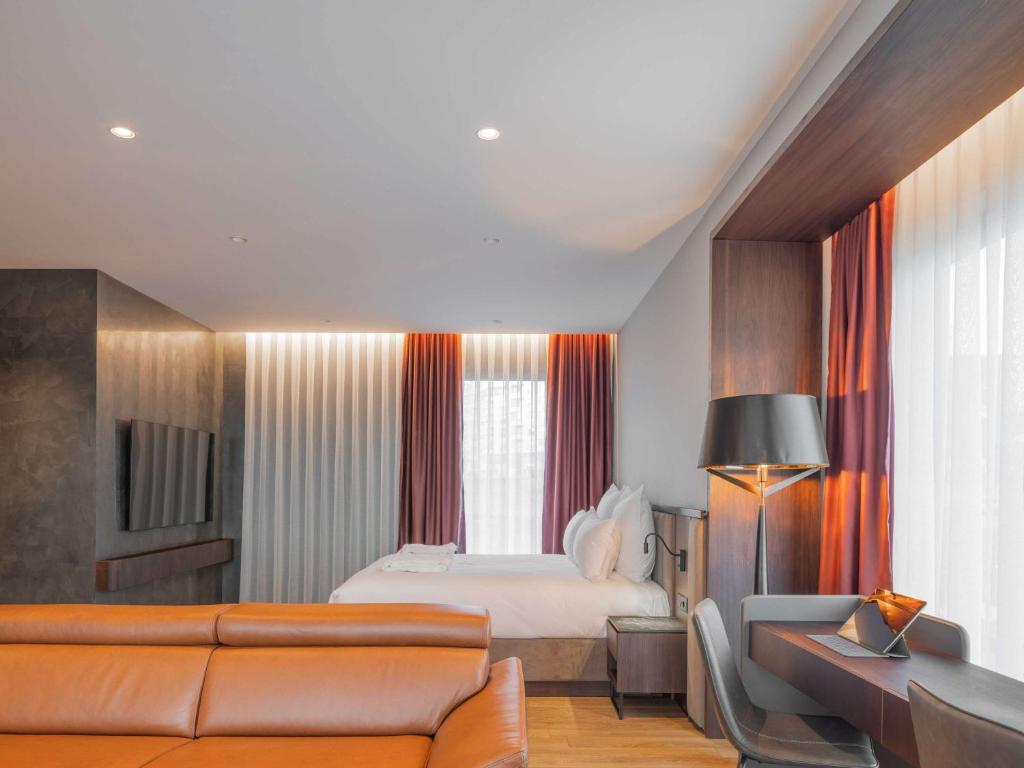 Postel nebo postele na pokoji v ubytování Mercure Prishtina City