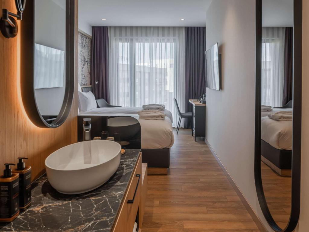 Postel nebo postele na pokoji v ubytování Mercure Prishtina City
