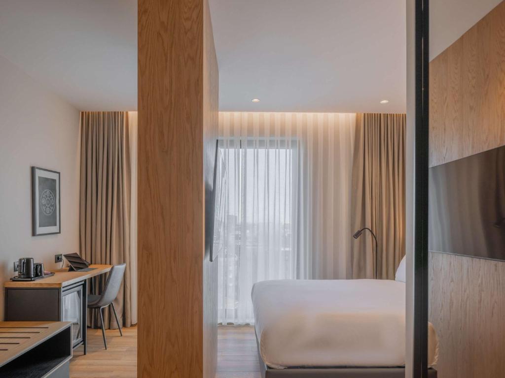 Postel nebo postele na pokoji v ubytování Mercure Prishtina City